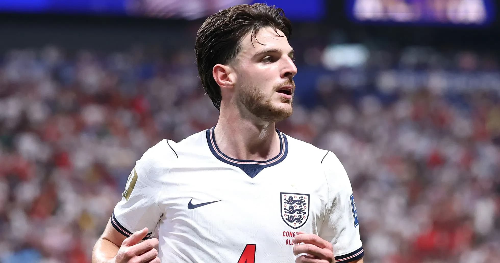 Jugador de Inglaterra corriendo en el campo de fútbol