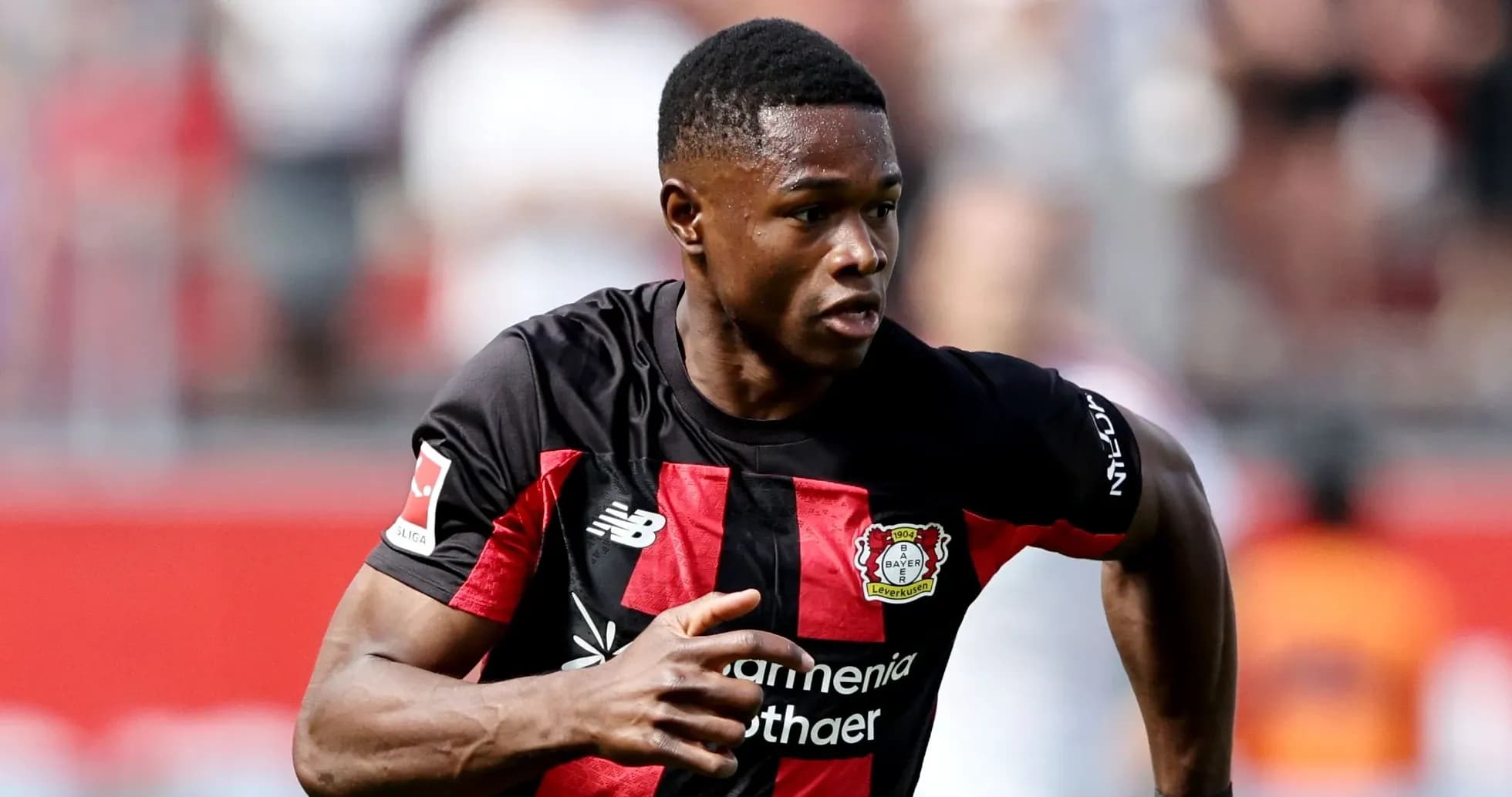 Jugador de Bayer Leverkusen corriendo en el campo