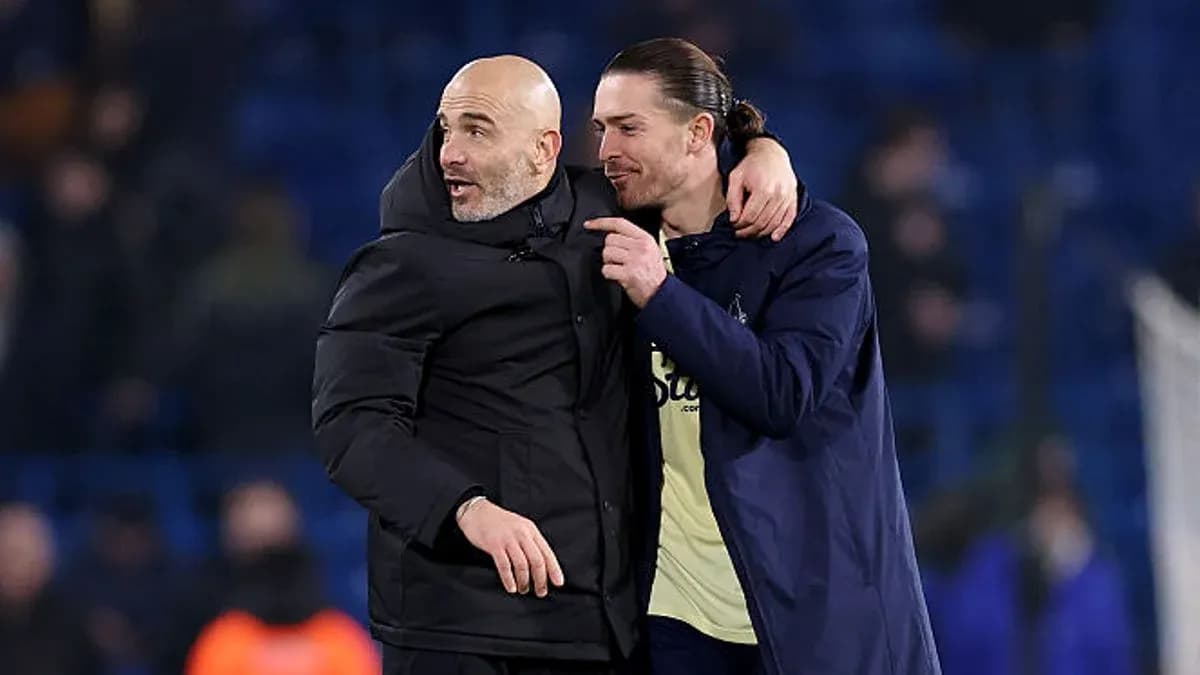 Entrenador y jugador celebrando después del partido