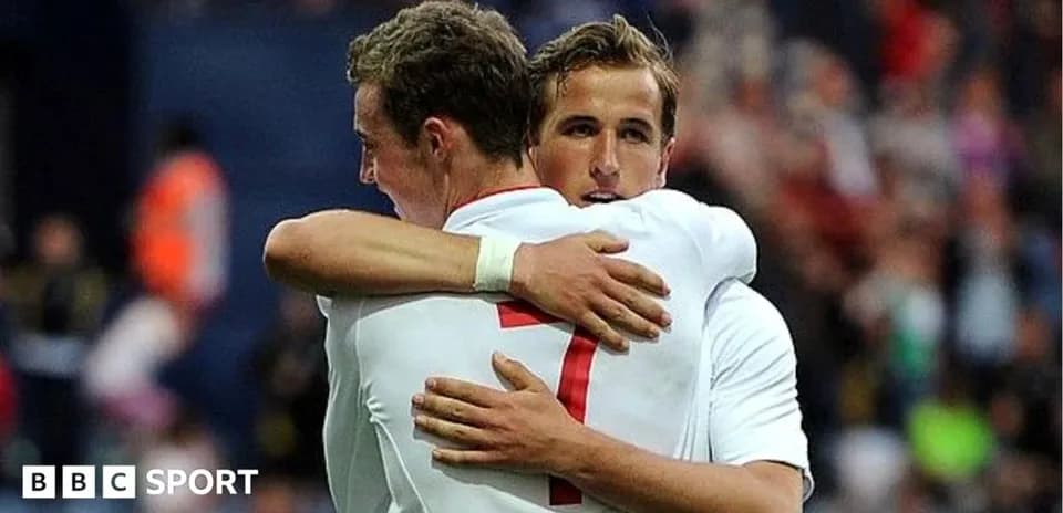 Dos jugadores abrazándose en el campo de fútbol