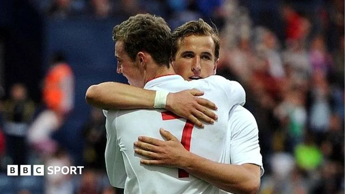 Dos jugadores abrazándose en el campo de fútbol