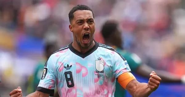 Jugador celebrando con emoción en el campo