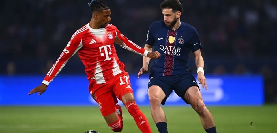 Jugador de Bayern München enfrentando a jugador de PSG