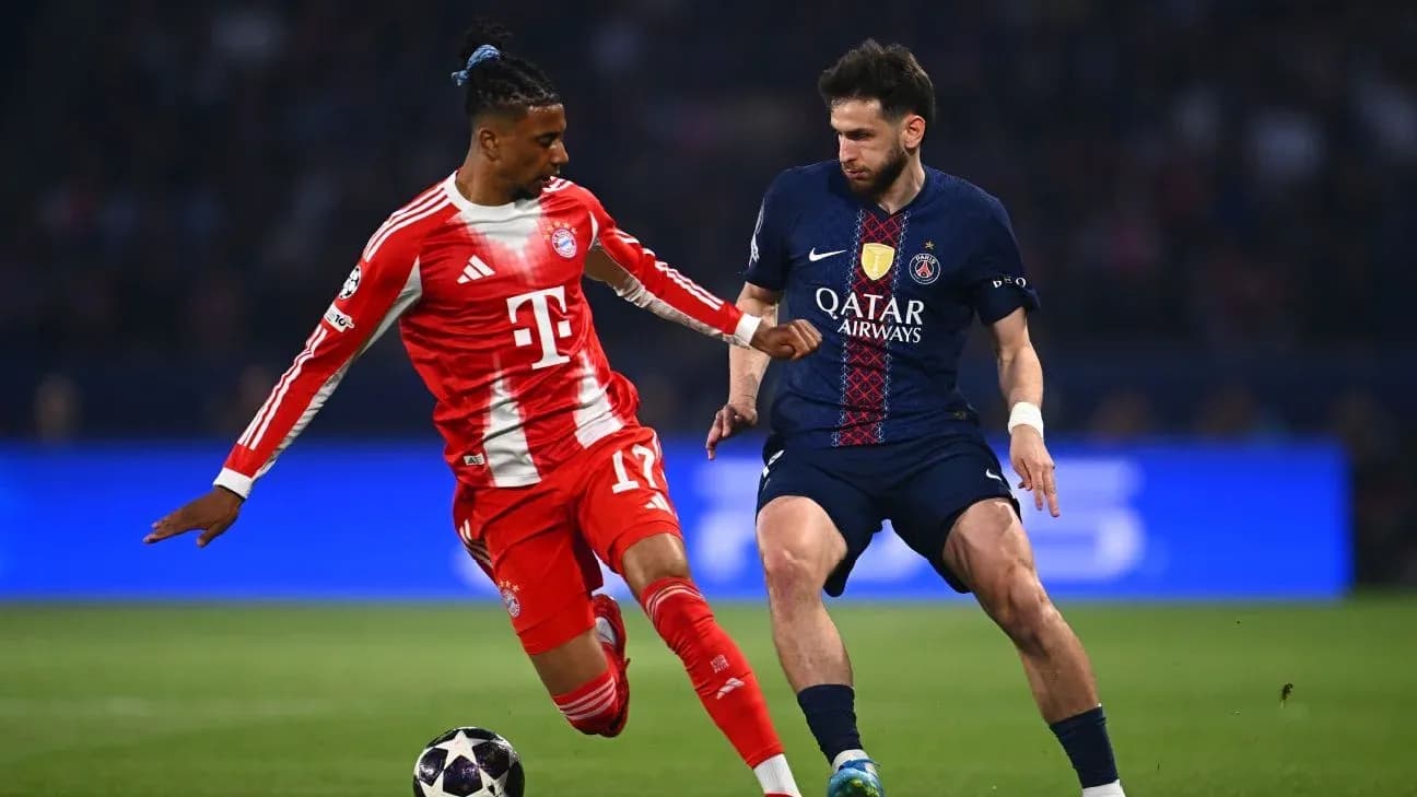 Jugador de Bayern München enfrentando a jugador de PSG