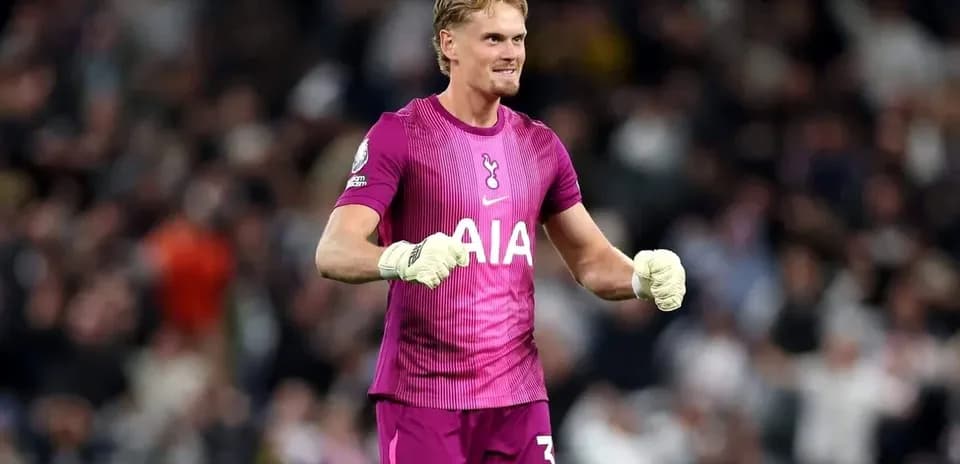 Portero de Tottenham celebrando en el campo