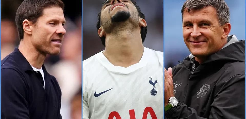 Entrenadores y jugador en partido de fútbol