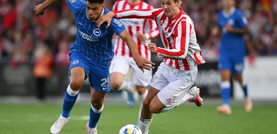 Jugador de Brighton luchando por el balón con oponente