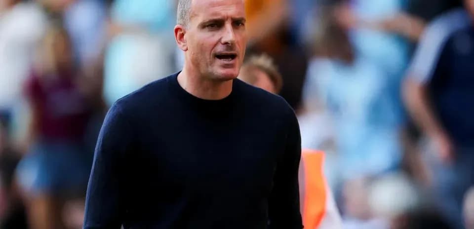 Entrenador dirigiendo a su equipo durante el partido