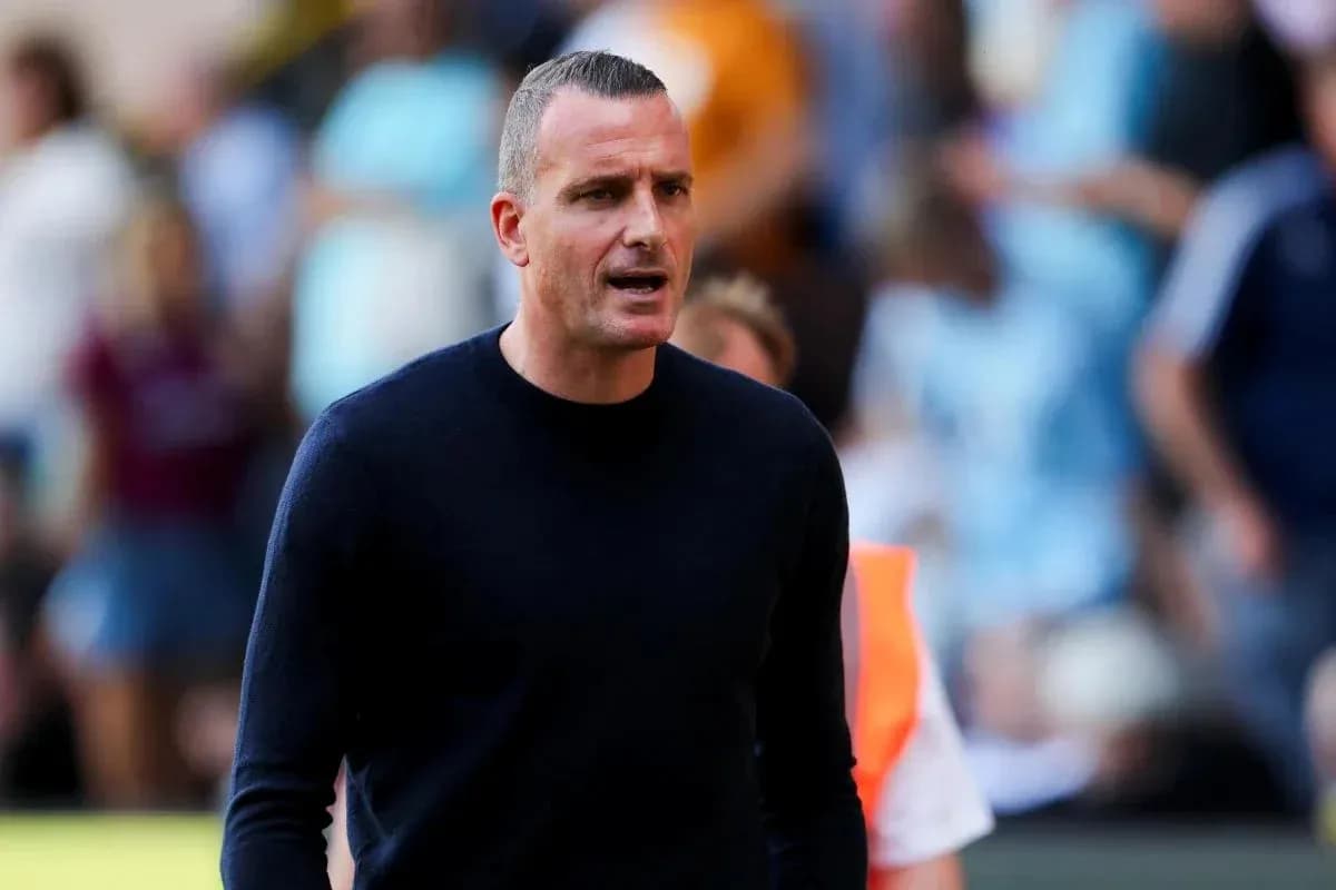 Entrenador dirigiendo a su equipo durante el partido