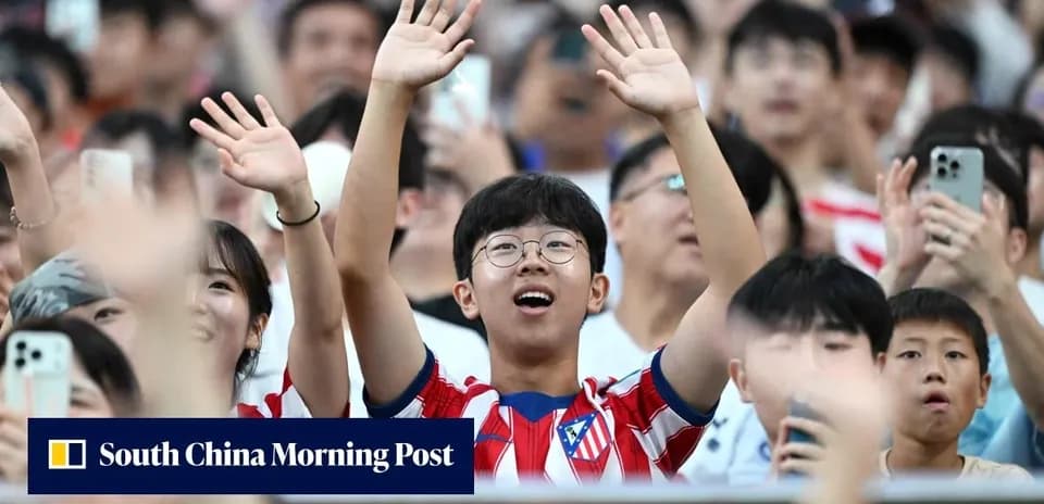 Joven aficionado de Atlético de Madrid animando en el estadio