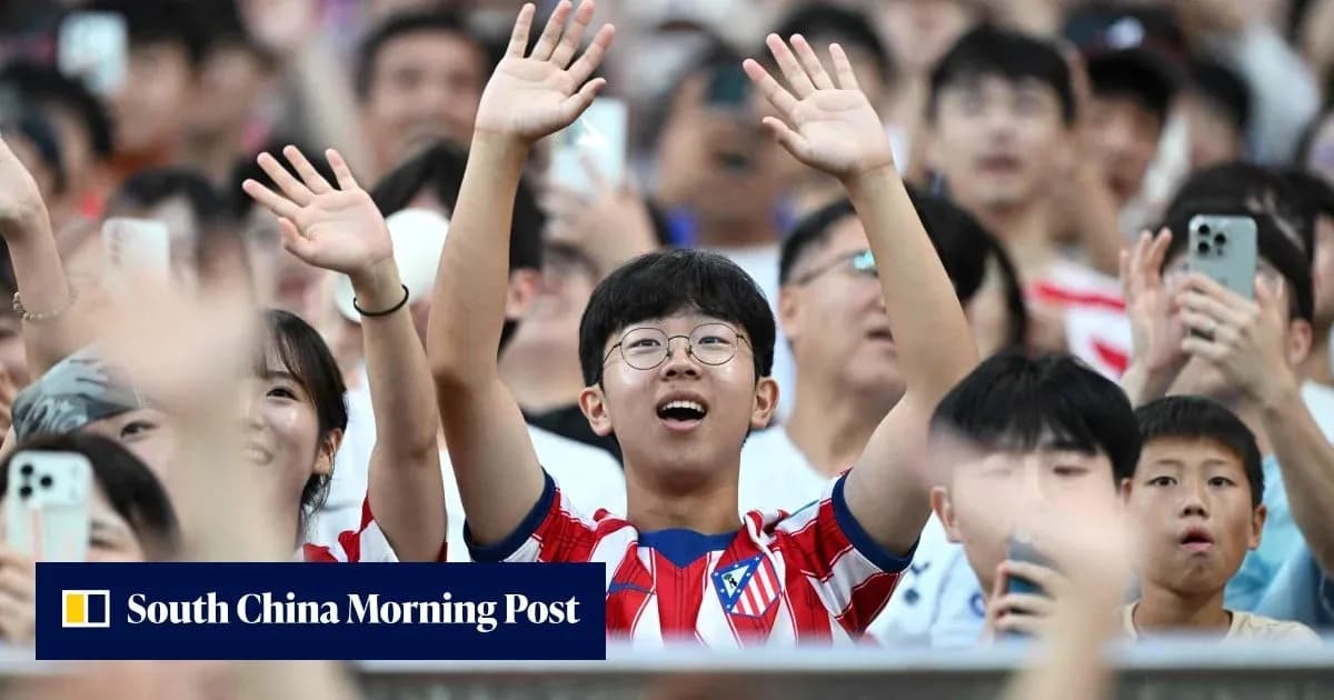 Joven aficionado de Atlético de Madrid animando en el estadio