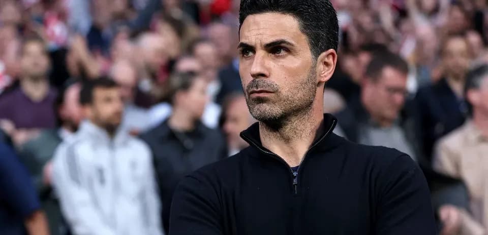 Entrenador observando desde la línea de banda