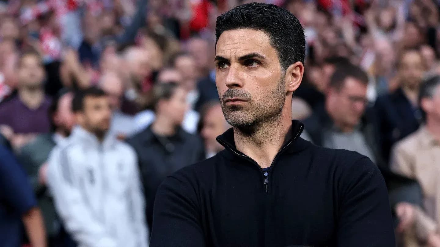 Entrenador observando desde la línea de banda