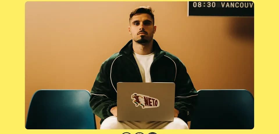 Joven sentado con laptop en un entorno moderno