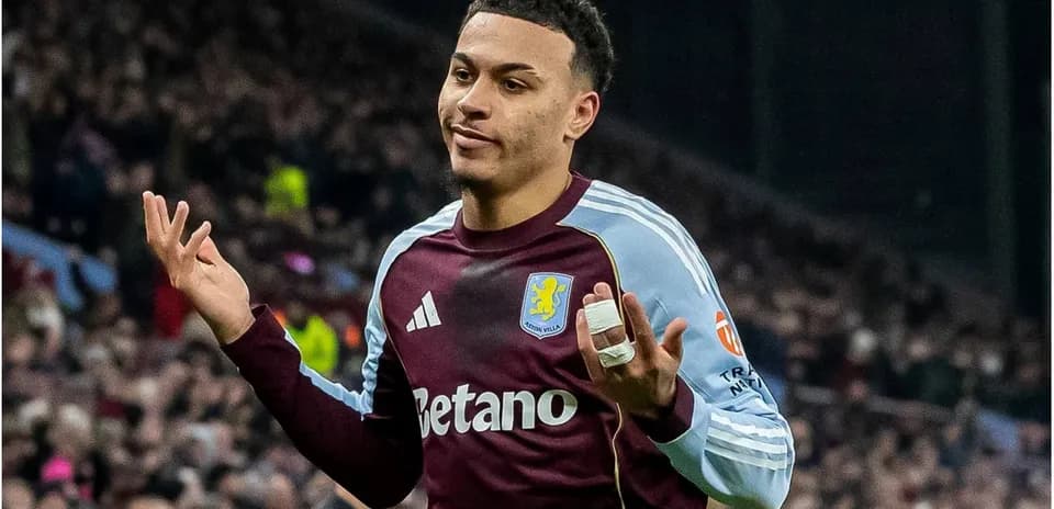 Jugador de Aston Villa gesticulando durante el partido