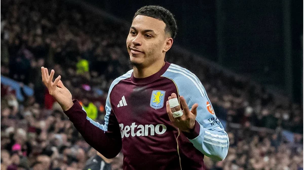 Jugador de Aston Villa gesticulando durante el partido