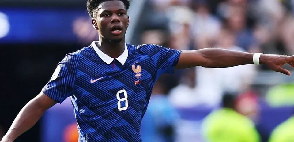 Jugador de Francia señalando durante un partido