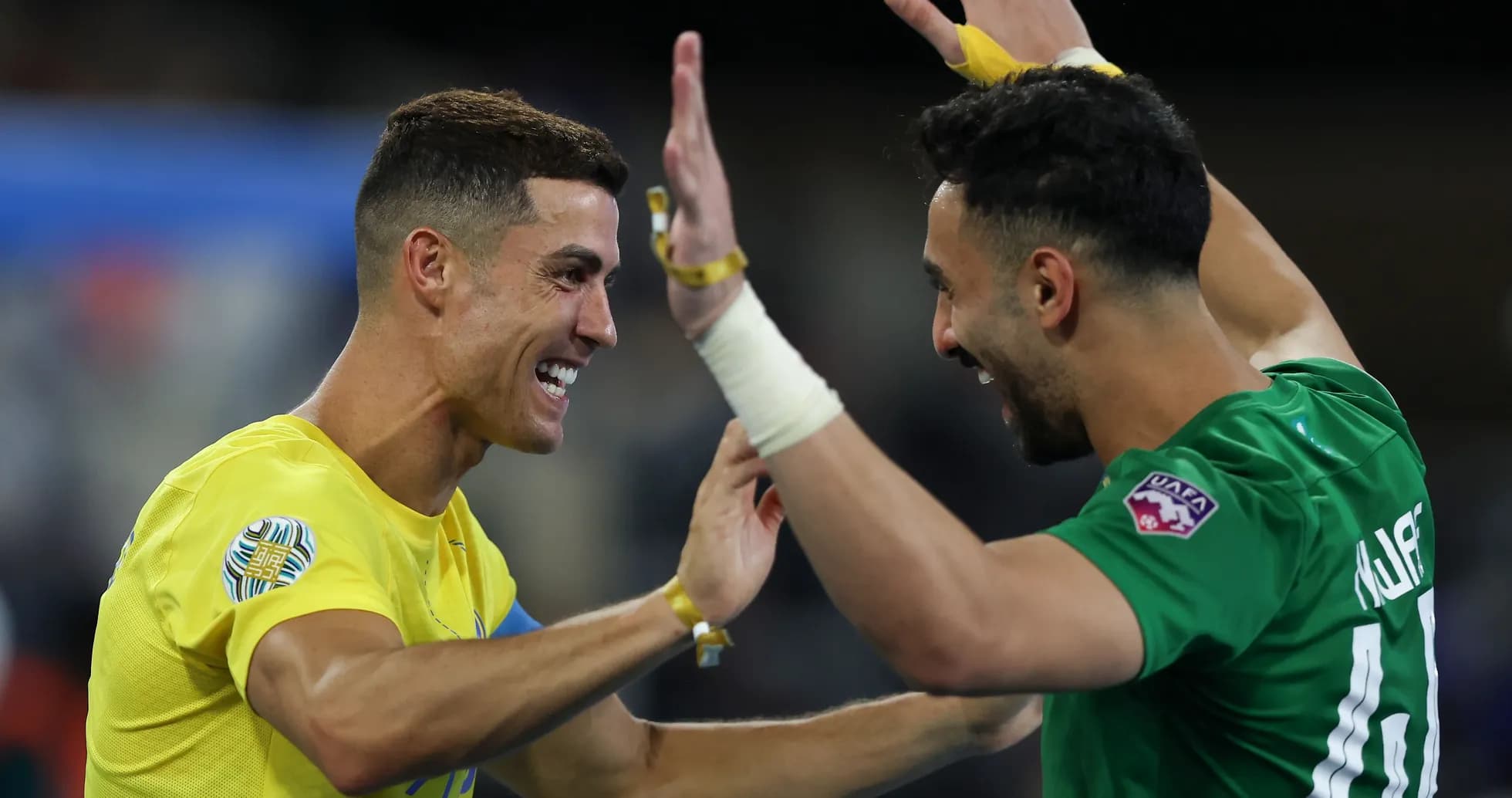 Jugadores celebrando después de una victoria en el partido