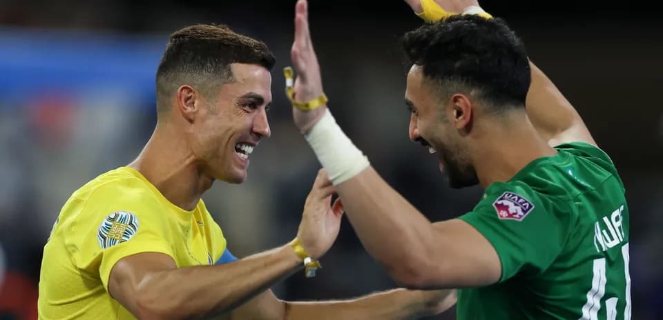 Jugadores celebrando después de una victoria en el partido
