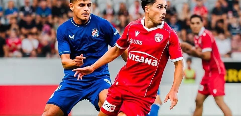 Jugadores de FC Thun y Dinamo Zagreb en acción