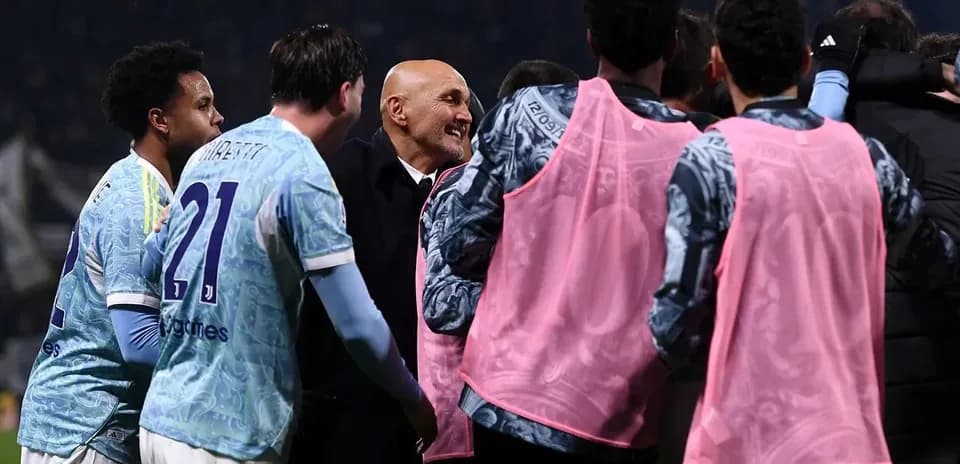 Jugadores celebrando con el entrenador tras victoria