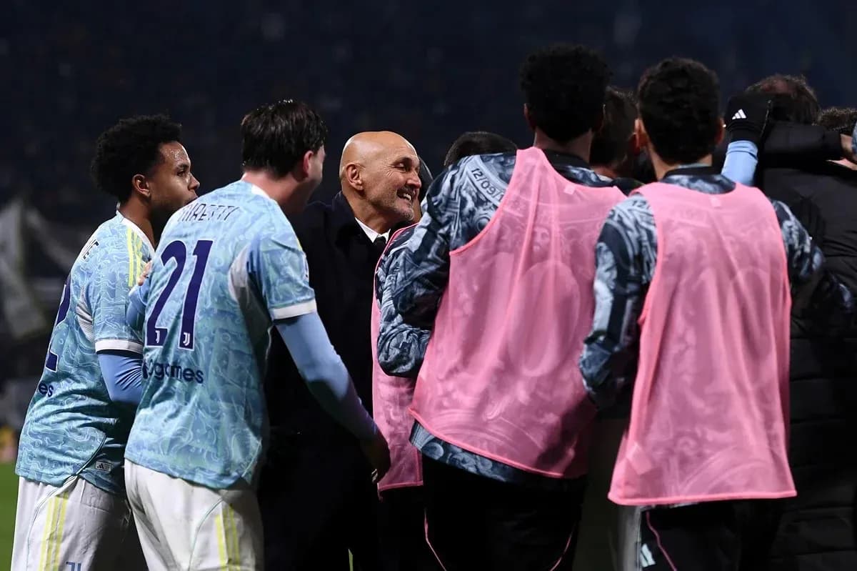 Jugadores celebrando con el entrenador tras victoria