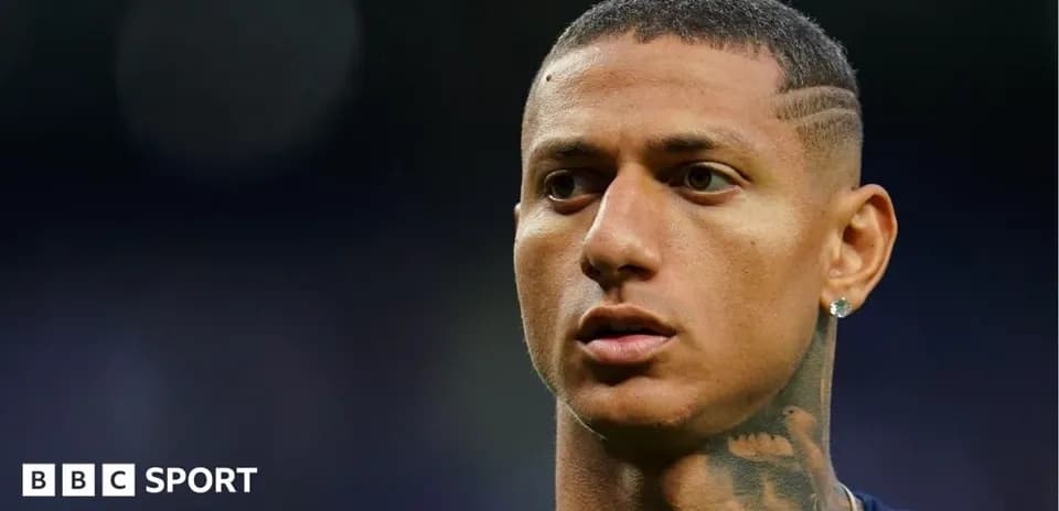 Jugador posando en el campo antes del partido