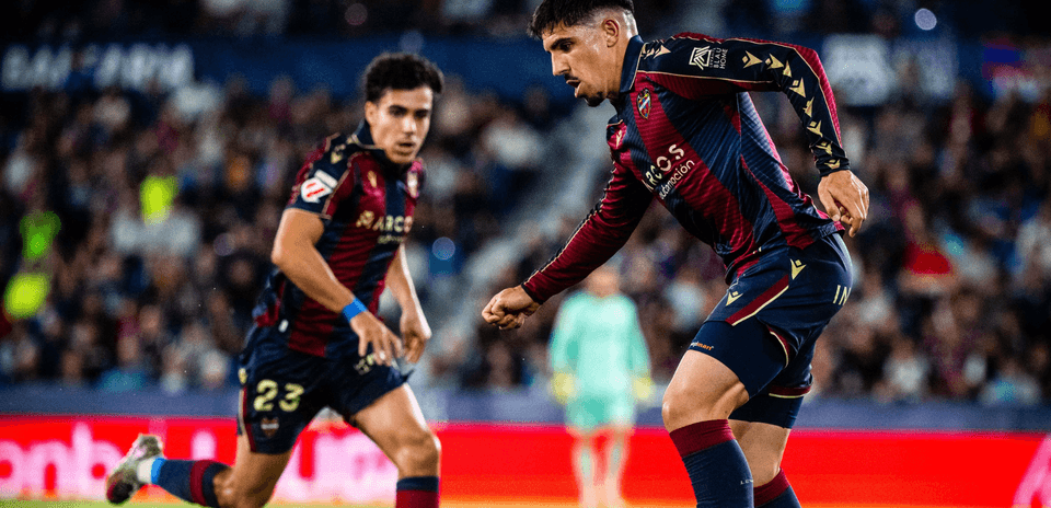 Jugadores de Levante en acción durante el partido