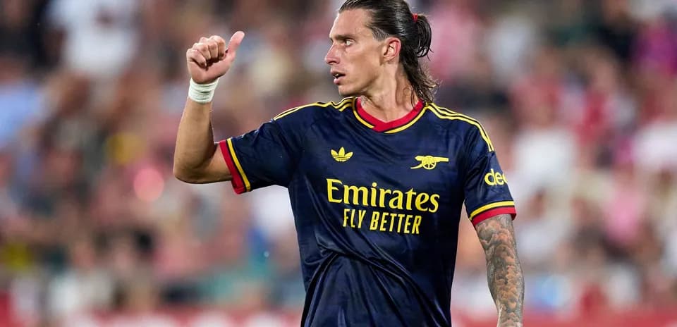 Jugador de Arsenal señalando con el pulgar hacia arriba