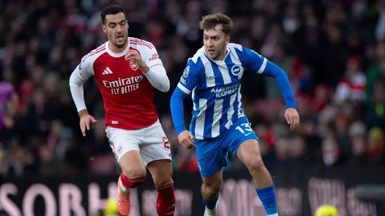 Jugadores de Arsenal y Brighton compitiendo por el balón