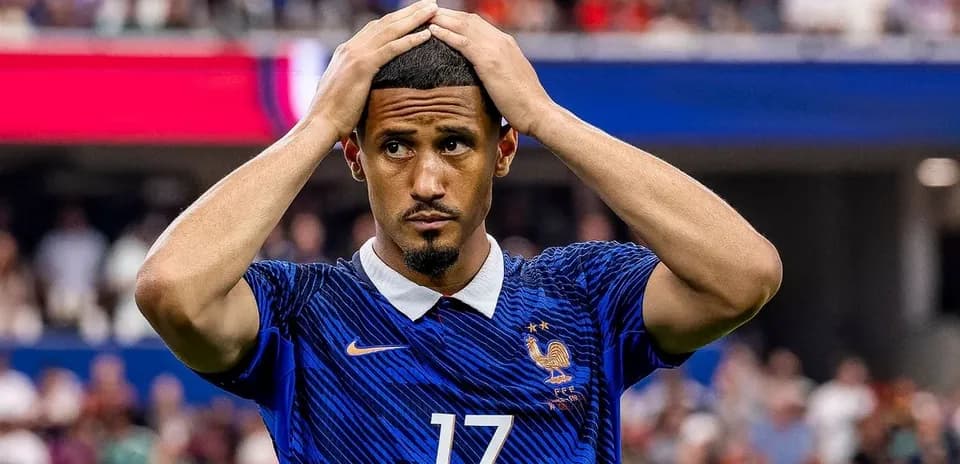 Jugador de Francia con las manos en la cabeza