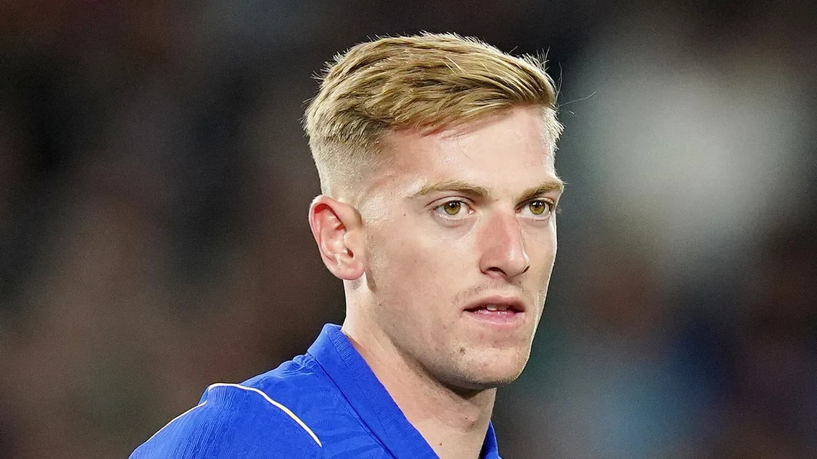 Jugador con camiseta azul en el campo de fútbol