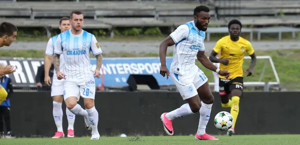 Jugadores de Universitatea Craiova en acción