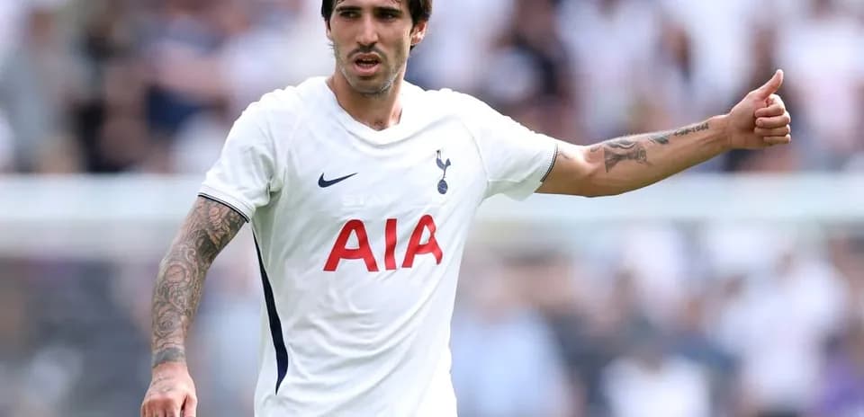 Jugador de Tottenham señalando durante el partido