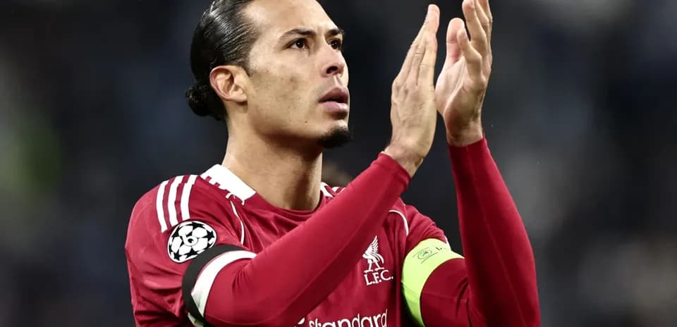 Jugador de Liverpool aplaudiendo en el campo