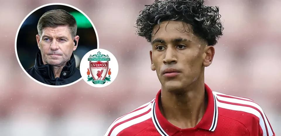 Jugador de Liverpool en acción con Steven Gerrard en fondo