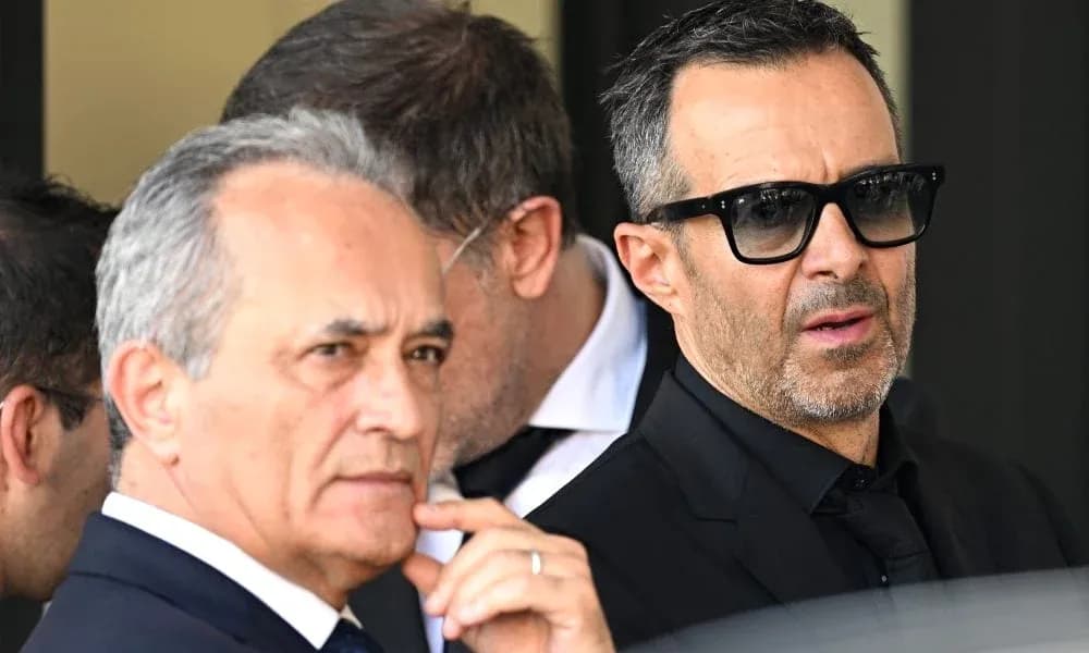 Dos hombres de pie en evento formal al aire libre