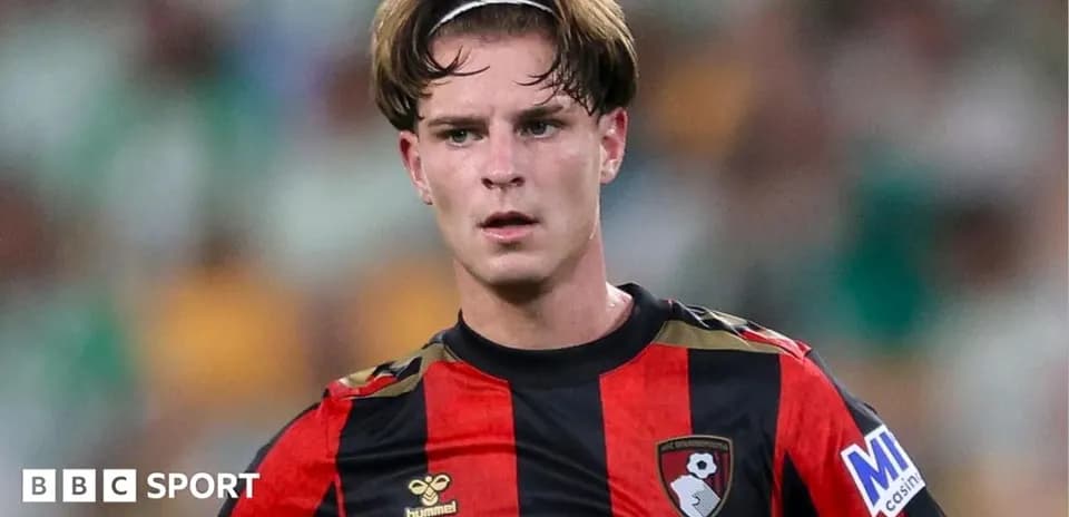 Jugador de Bournemouth en partido, mirando hacia adelante