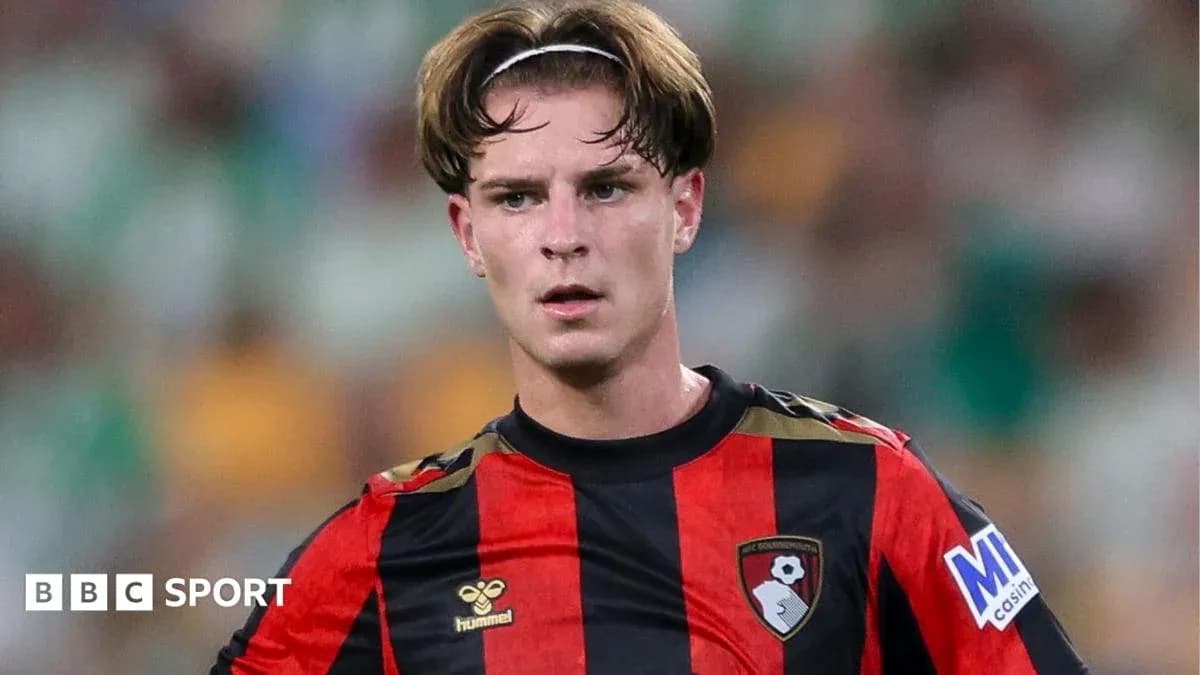 Jugador de Bournemouth en partido, mirando hacia adelante