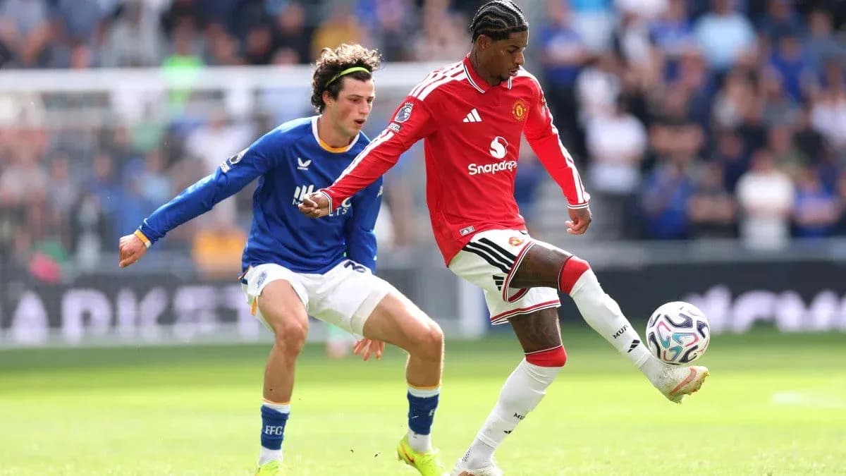 Jugador de Manchester United controlando el balón