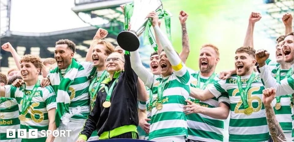 Jugadores de Celtic celebrando con trofeo en el estadio