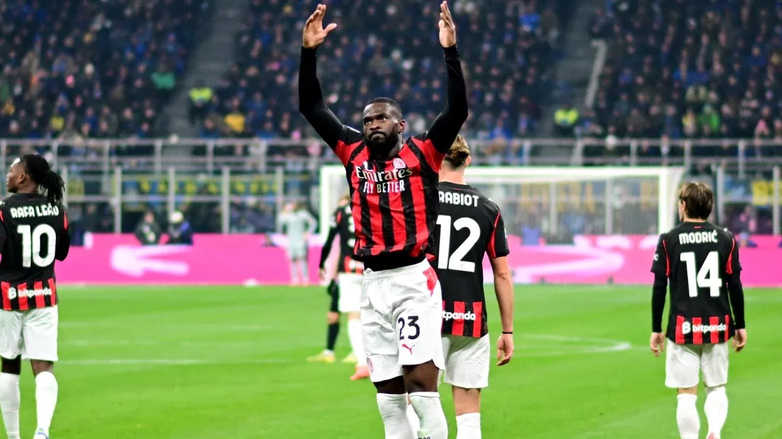 Jugadores del AC Milan celebrando en el campo