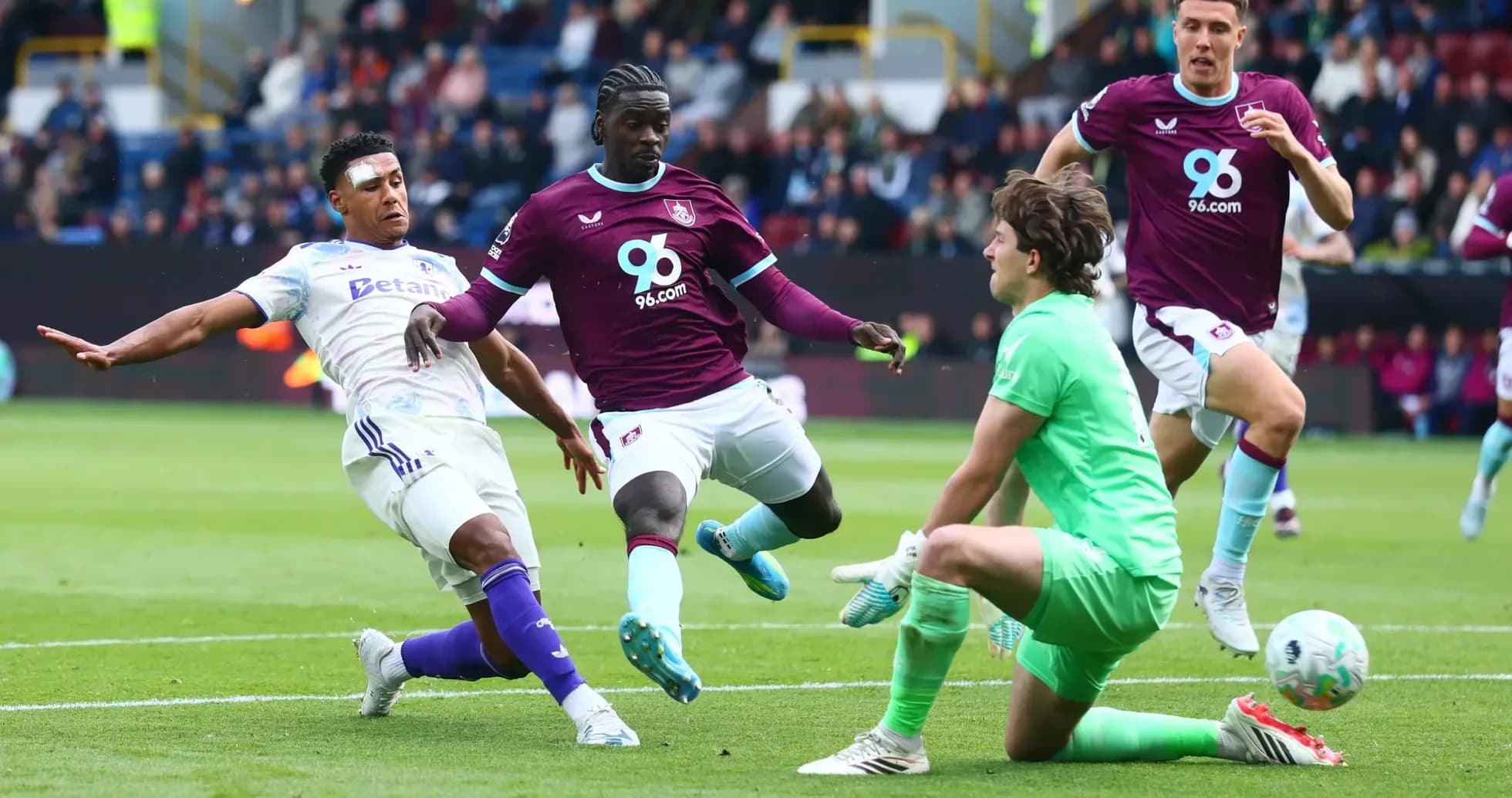 Jugador de Burnley intenta marcar ante Aston Villa