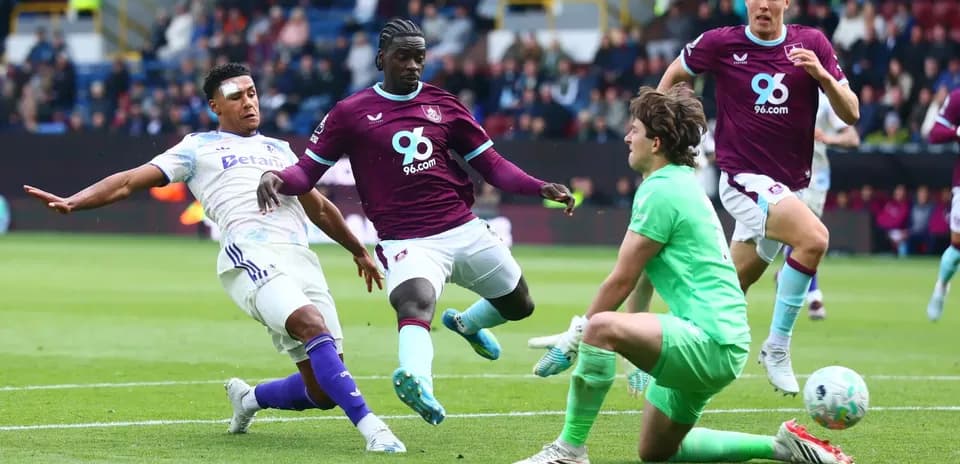 Jugador de Burnley intenta marcar ante Aston Villa