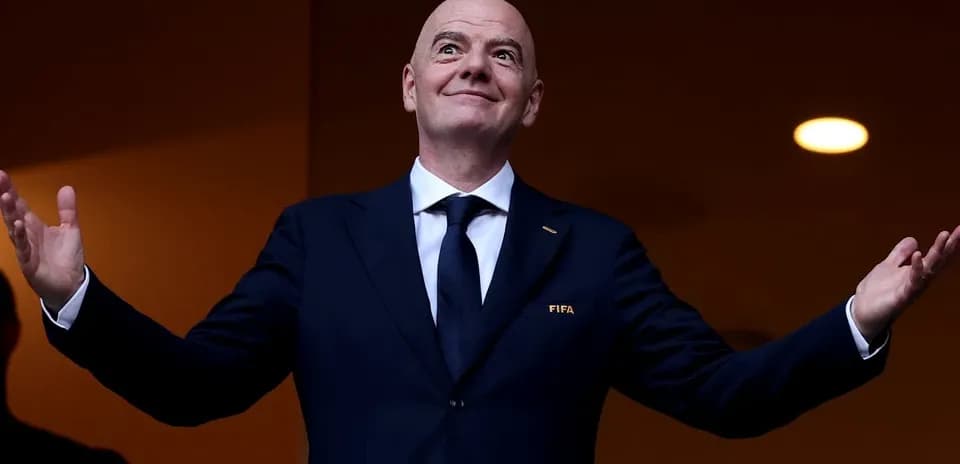 Persona en traje con logo de FIFA en palco