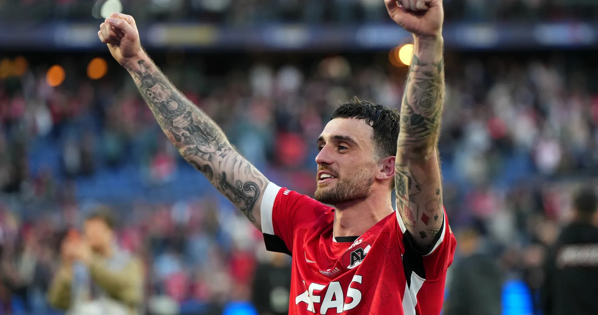 Jugador de AZ Alkmaar celebrando con los brazos en alto