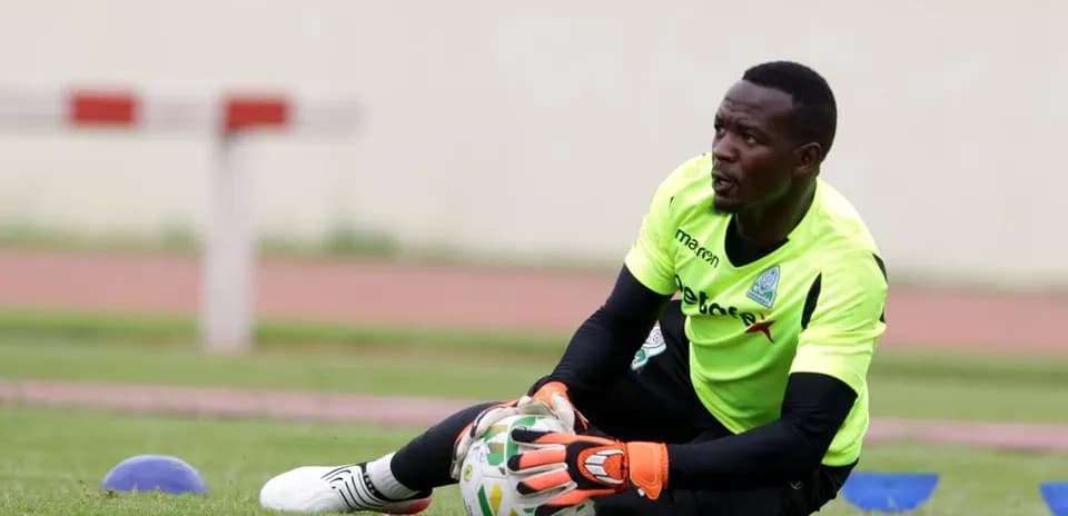 Portero atrapando el balón durante entrenamiento
