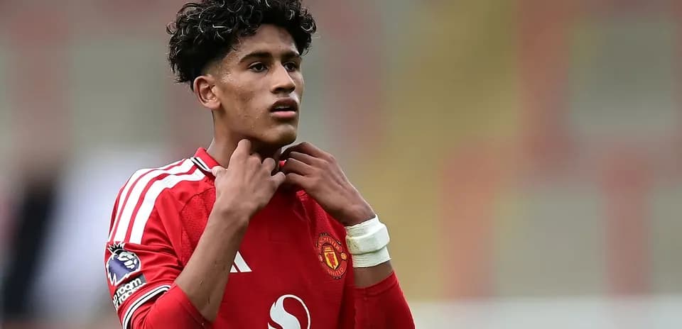 Jugador de Manchester United ajustándose la camiseta