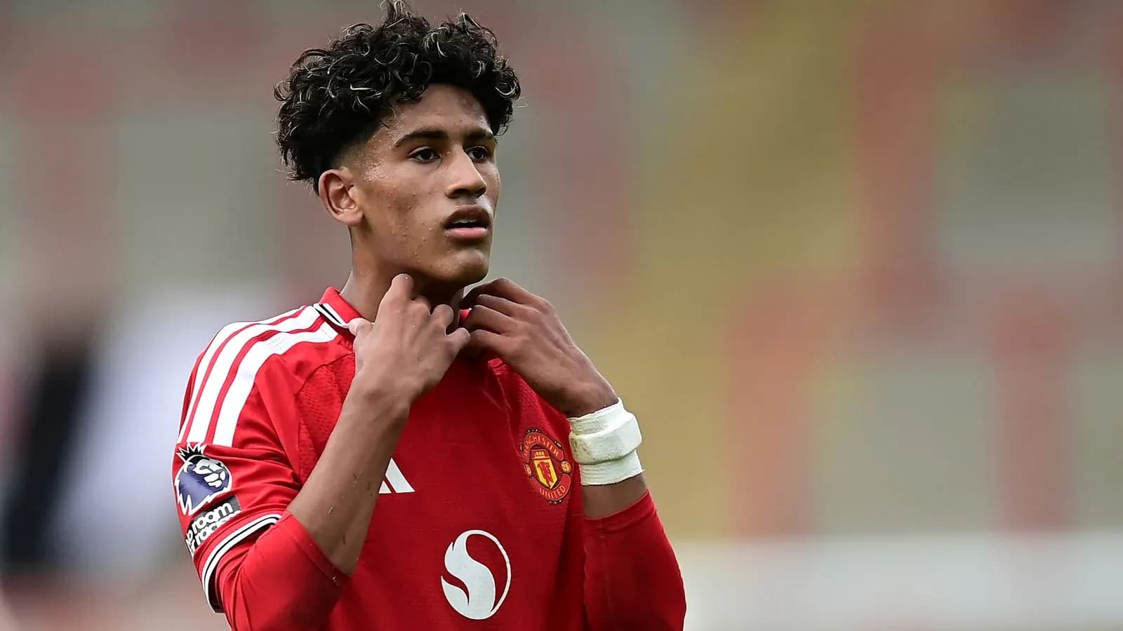 Jugador de Manchester United ajustándose la camiseta