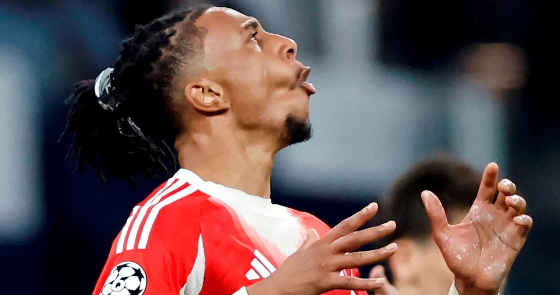 Jugador levantando las manos durante el partido